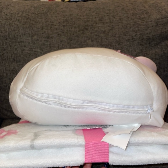 24HR DROP ⬇️ Hello Kitty Throw & Pillow Set (w/ storage) - Picture 4 of 7